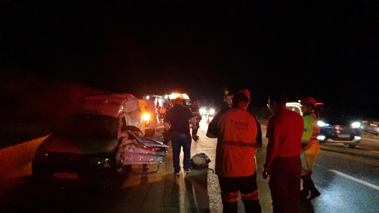 Foto 2 de 2 — URGENTE!! Carro é atingido por caminhão em grave acidente na SP-255